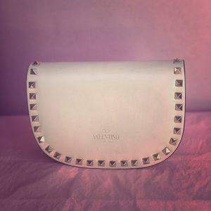 Light pink studded Valentino hand bag with chain